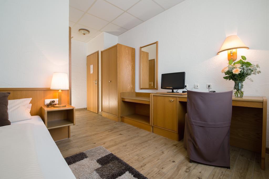 Hotel-Restaurant Schwyzerhuesli Viernheim Exteriör bild