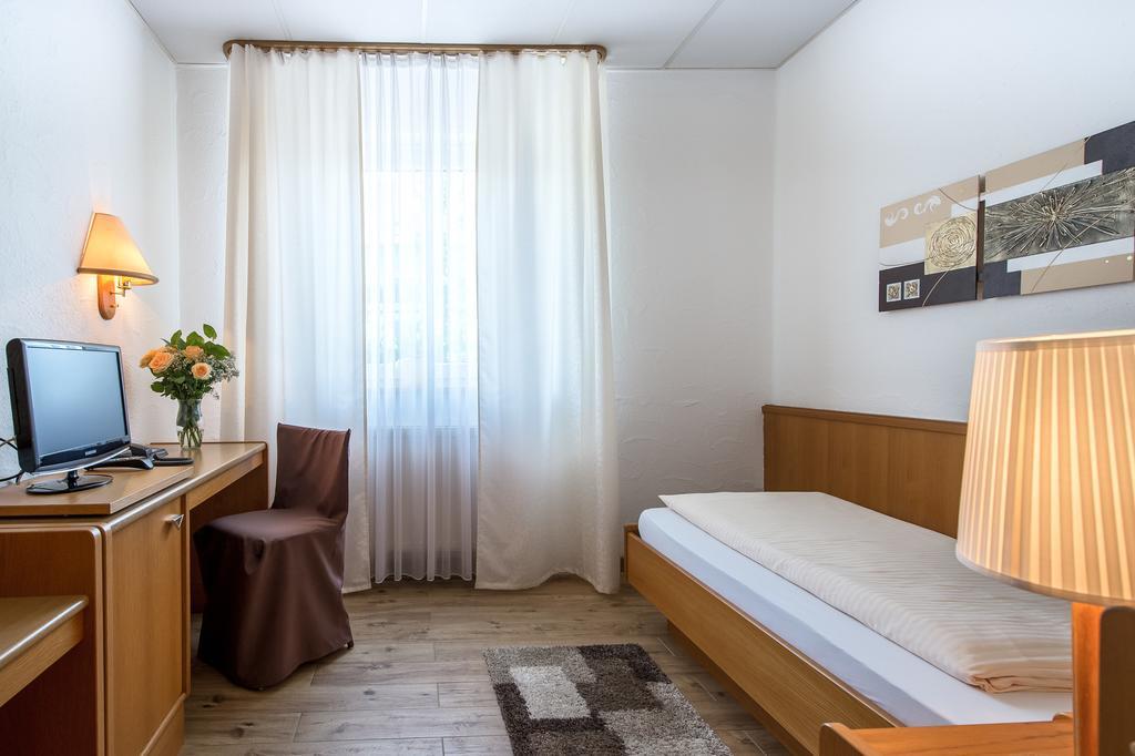 Hotel-Restaurant Schwyzerhuesli Viernheim Exteriör bild